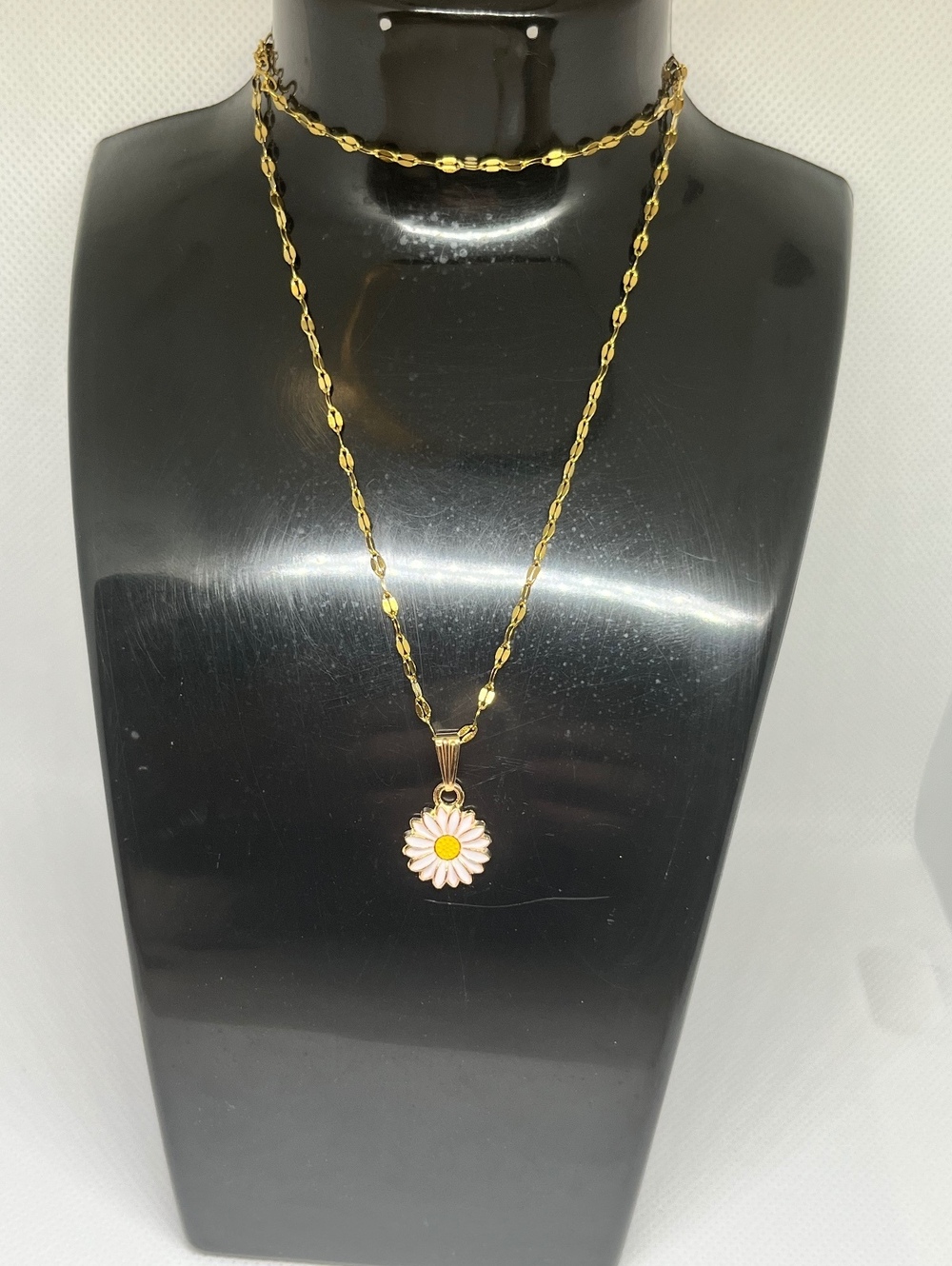 Chic Gold Daisy Pendant Necklace - Perfect Gift Vibes!